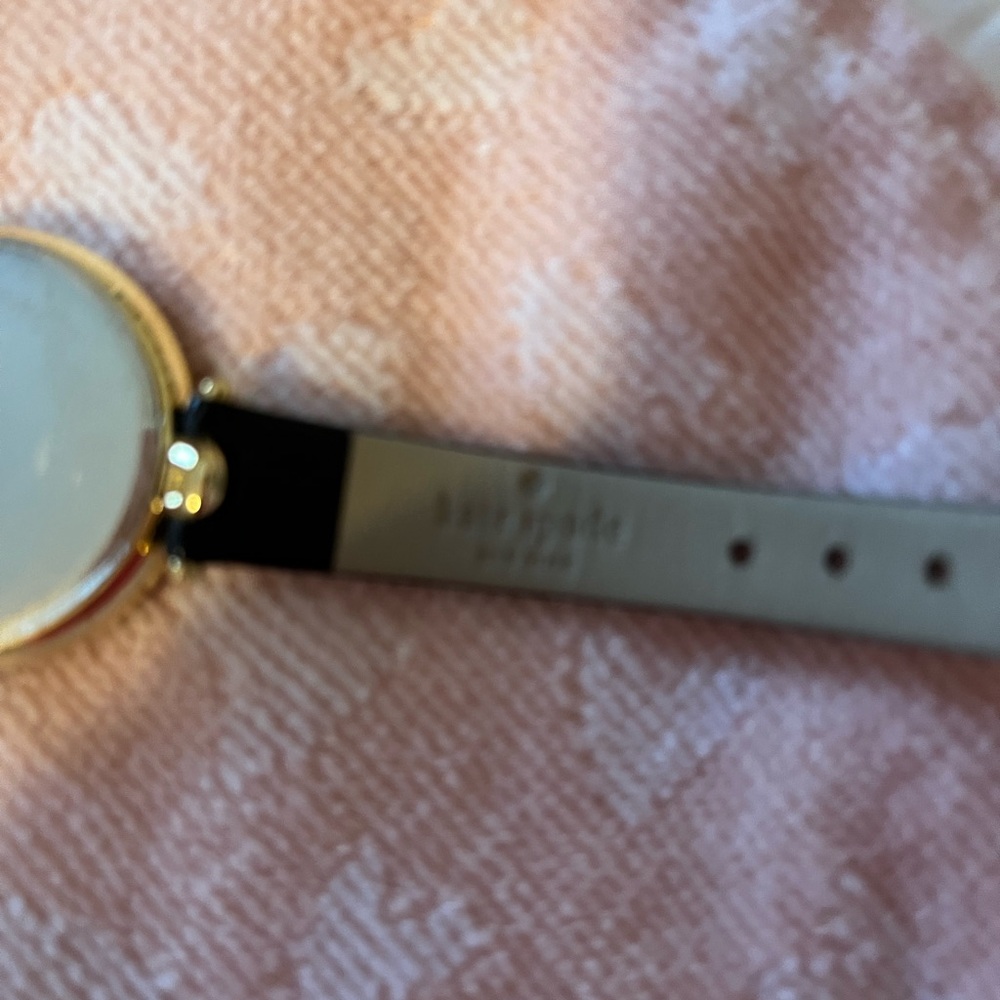 Kate Spade ladies watch
Needs battery
With box
Leather band
Beautiful - Picture 5 of 7